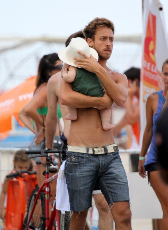 Renan Abreu, marido de Priscila Fantin, passeia com o filho na orla do Leblon (Foto: André Freitas / AgNews)