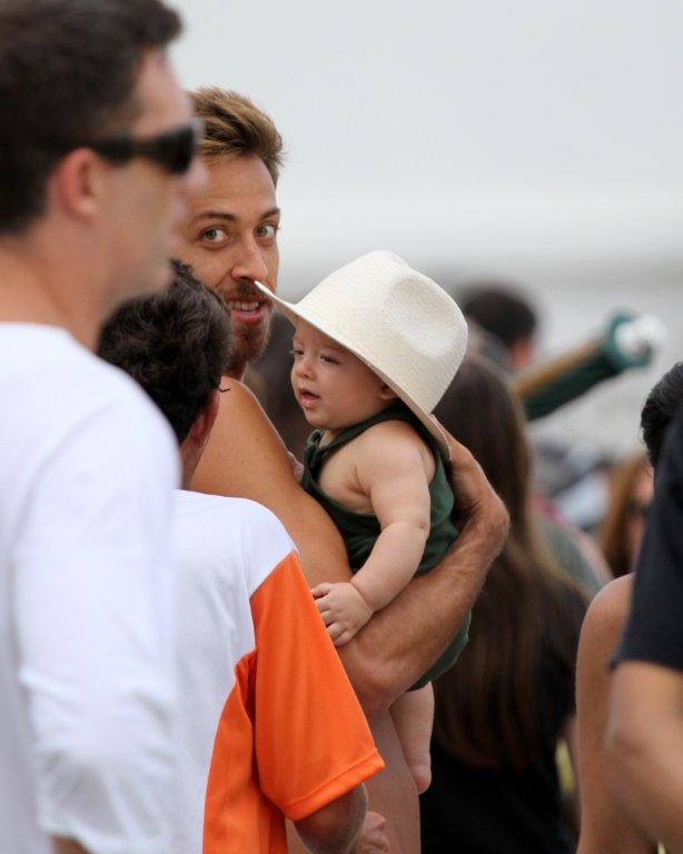 Renan Abreu, marido de Priscila Fantin, passeia com o filho na orla do Leblon (Foto: André Freitas / AgNews)