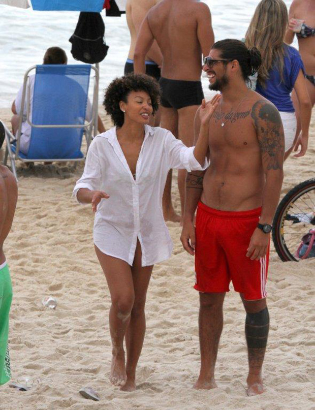 Sheron Menezzes na praia de Ipanema com o namorado (Foto: André Freitas / AgNews)