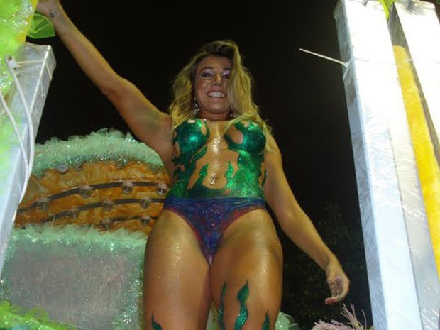 Fabiana Teixeira desfilando na Grande Rio (Foto: Reprodução/Facebook)