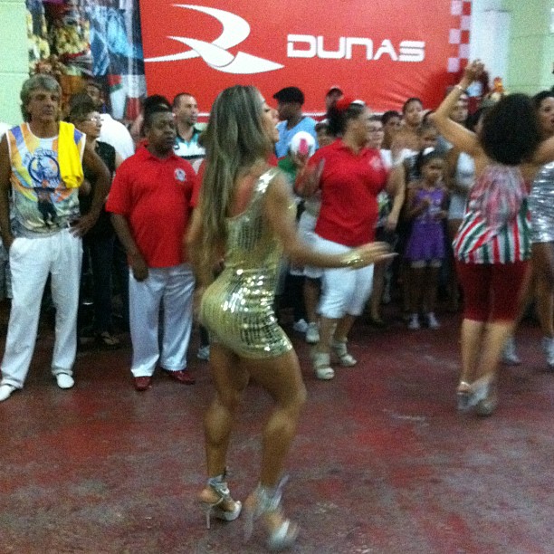 Ex-BBB Mayra no ensaio da escola de samba X-9 Paulistana (Foto: Twitter/ Reprodução)