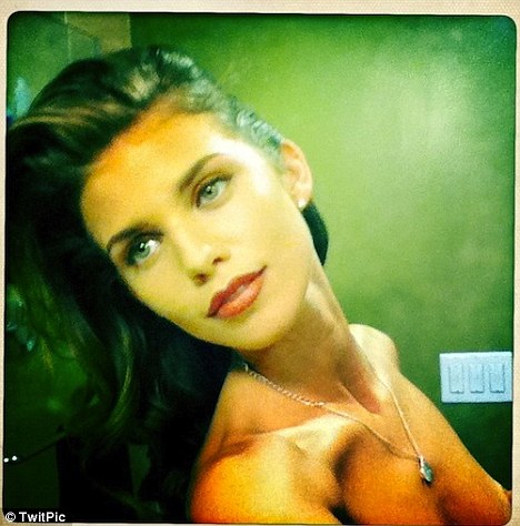 AnnaLynne McCord accidentally posts topless picture on Twitter  Read more (Foto: Reprodução / Twitter)
