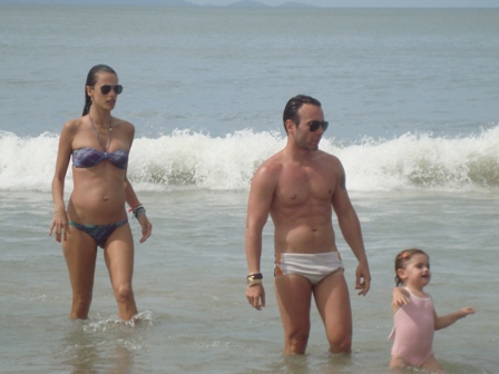 Alessandra Ambrósio com a filha Anja e o amigo Matheus Mazzafera em praia em Florianópolis (Foto: Divulgação)
