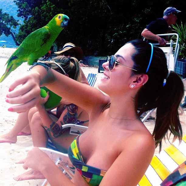 Giovanna Lancellotti com um papagaio na praia (Foto: Reprodução / Twitter)