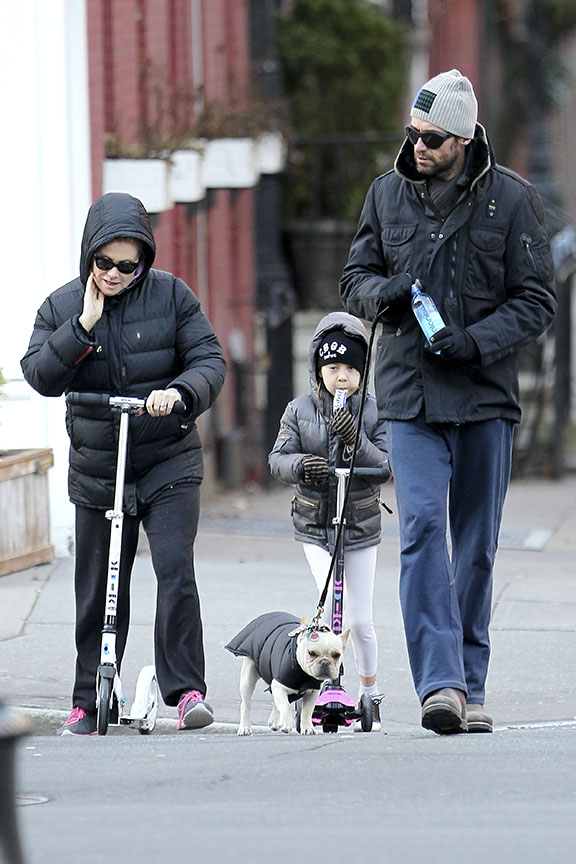 Hugh Jackman com a mulher Deborra-Lee Furness e a filha Ava em Nova York, nos Estados Unidos (Foto: Honopix/ Agência)