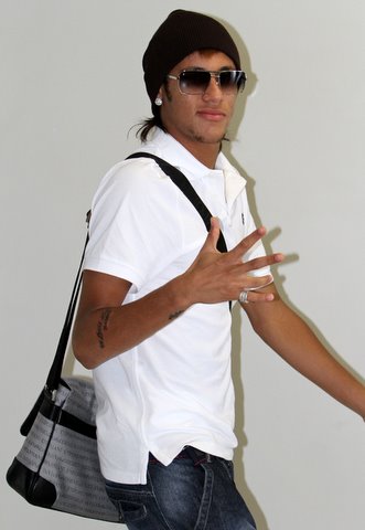 Neymar no aeroporto Santos Dumont, RJ (Foto: Leotty Jr./Agnews)