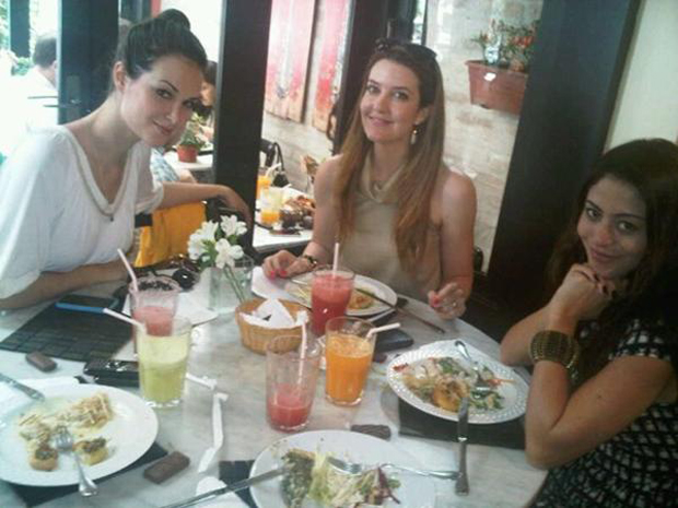 Larissa Maciel e Carol Castro almoçam com amiga (Foto: Reprodução / Twitter)