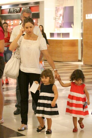 Bianca Rinaldi passeia com as filhas em shopping do Rio (Foto: Alice Silva / AgNews)