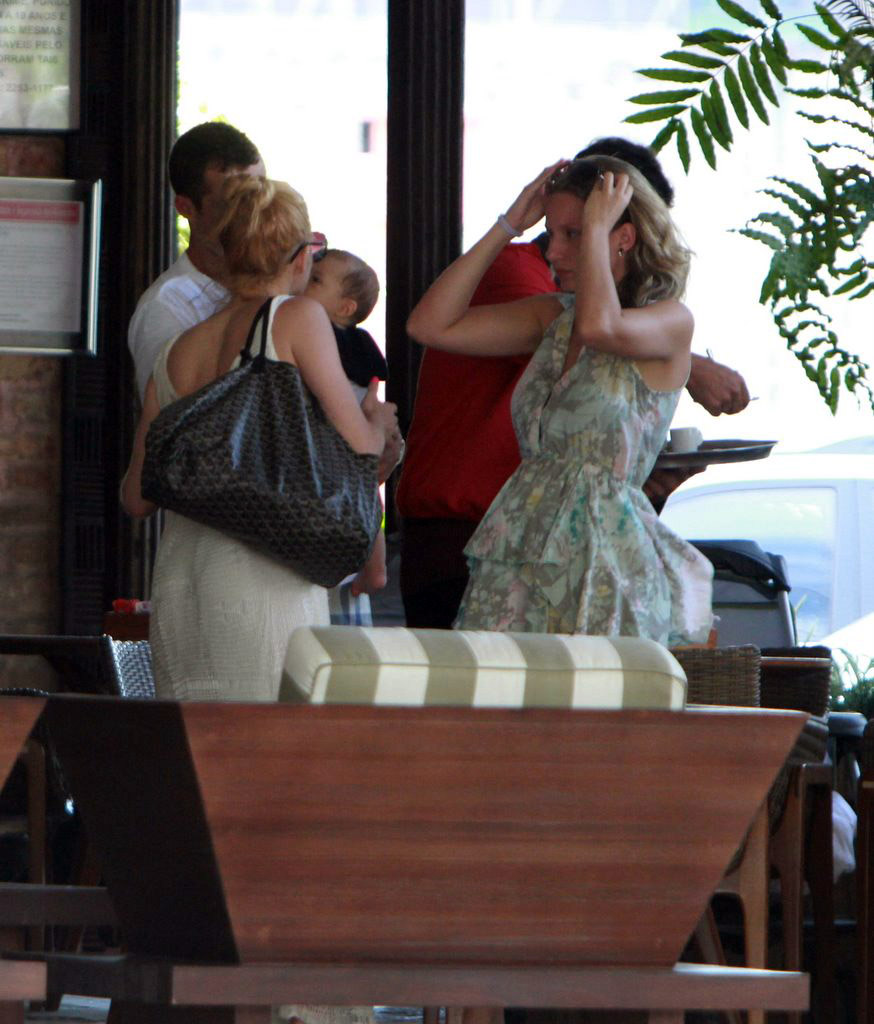 Danielle Winits almoça com Marcos Pasquim em churrascaria carioca