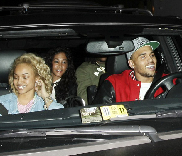 Chris Brown e a namorada saindo da boate 'Greystone Manor' (Foto: Brainpix / Agency)