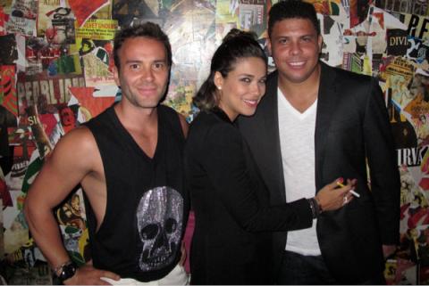 O stylist Matheus Mazzafera com Ronaldo e Bia Antho ny em festa em São Paulo (Foto: Twitter/ Reprodução)