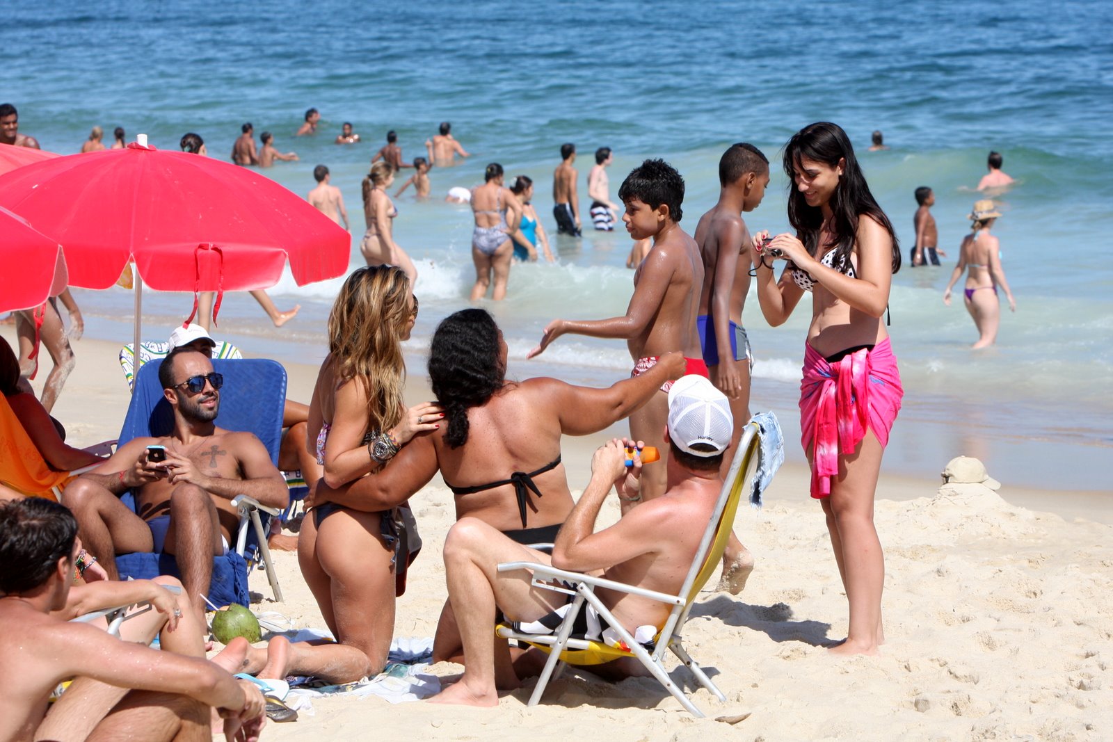 Sabrina Sato curte praia no Rio