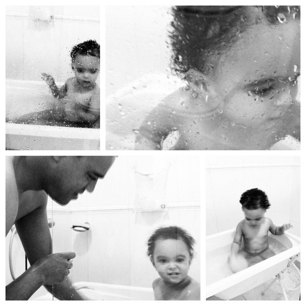Denílson dando banho na filha (Foto: Reprodução / Twitter)
