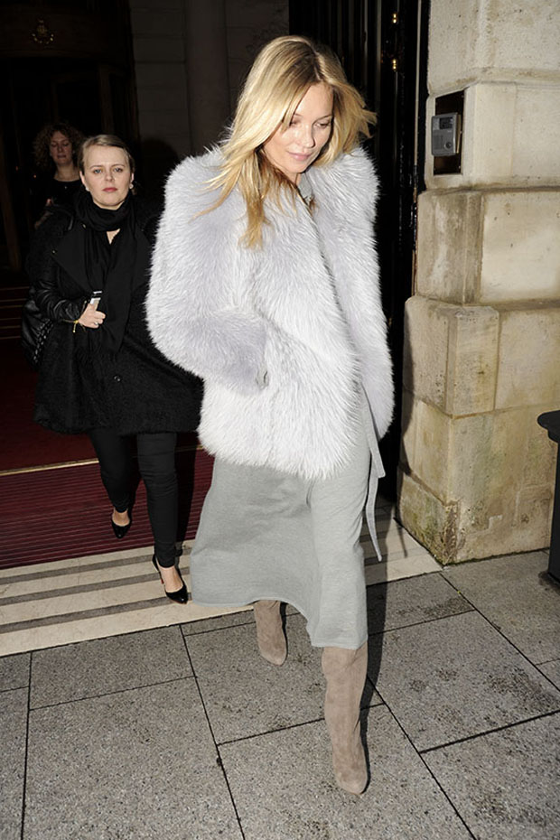 Kate Moss deixa hotel e vai para restaurante, em Paris (Foto: Honopix)