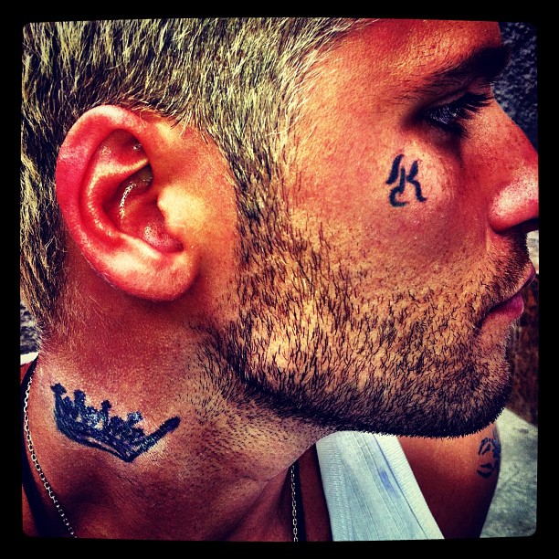 O ator Bruno Gagliasso mostra tattoo fake no rosto (Foto: Igor Bonatto / Divulgação)