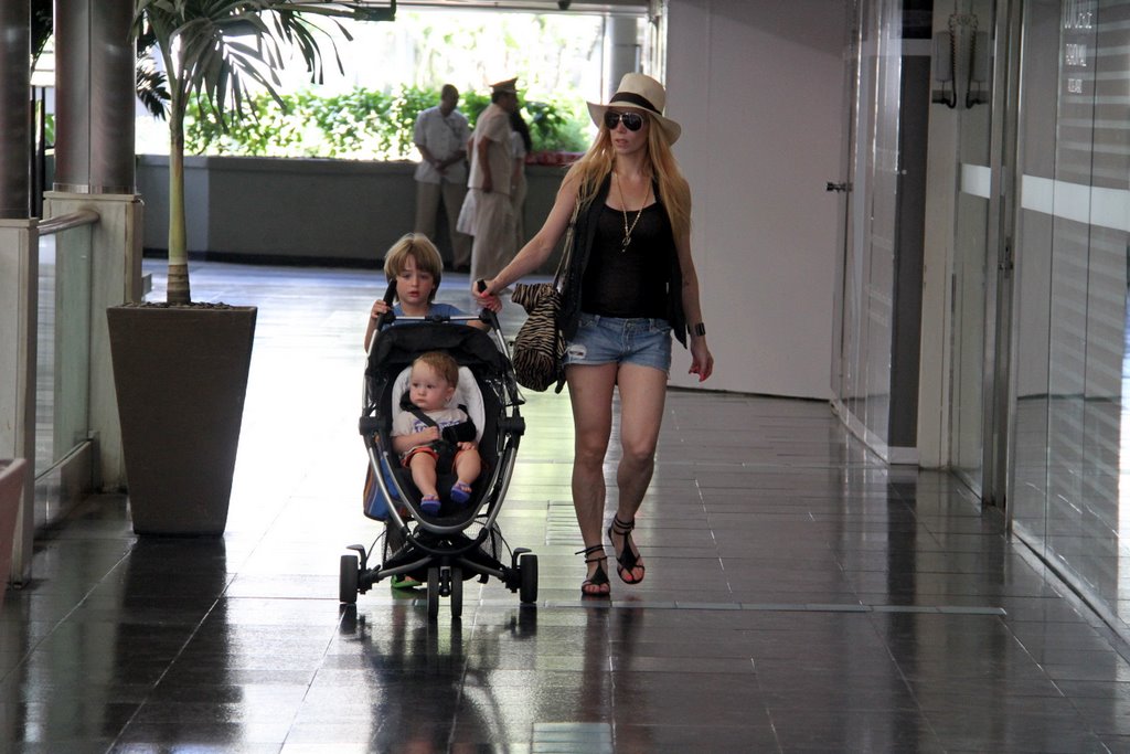 Danielle Winits passeou com os filhos, Noah e Guy, por um shopping do Rio
