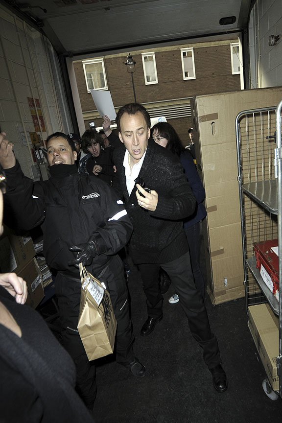 Nicolas Cage causa tumulto em Londres (Foto: Honopix)