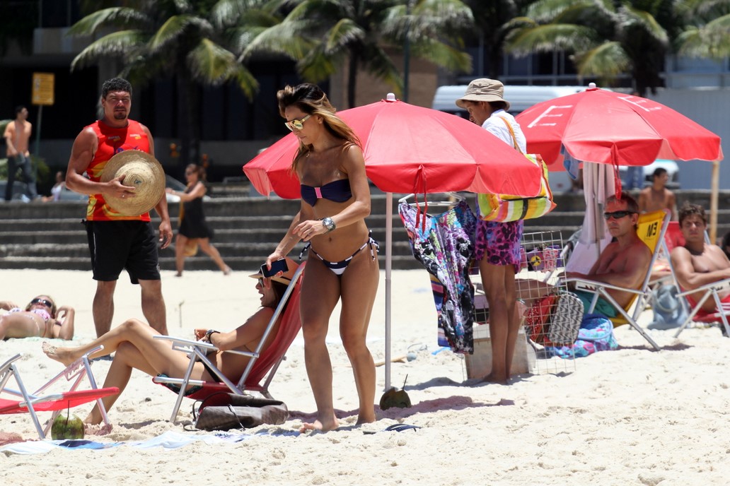 Sabrina Sato foi à praia do Leblon, na Zona Sul do Rio, nesta quarta-feira, 1º, e deixou os homens embasbacados com seu corpão