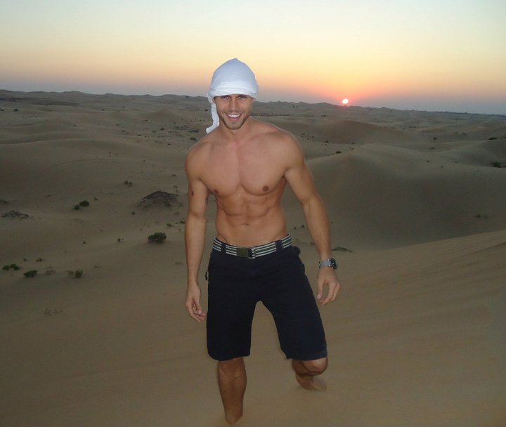 Jonas, do 'BBB12', exibe seu abdômen tanquinho no deserto Al Khatim, nos Emirados Árabes