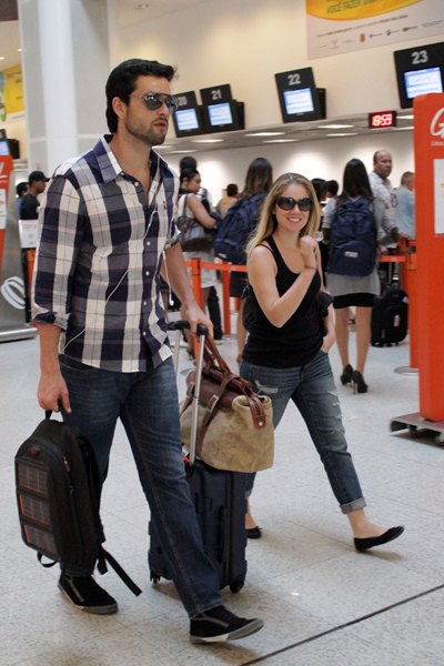 Sérgio Marone e Juliana Barone em aeroporto no Rio (Foto: Bruno Lecambel/ Photo Rio News)