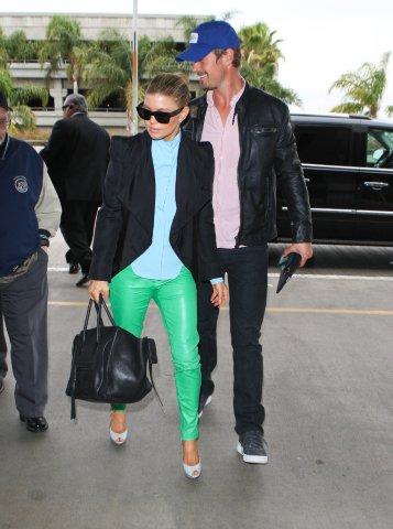 Fergie com o marido Josh Duhamel em aeroporto de Los Angeles, nos EUA (Foto: Studio Press/ Agência)
