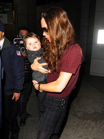Victoria Beckham com a filha Harper Seven em aeroporto em Nova York, nos EUA (Foto: Studio Press/ Agência)