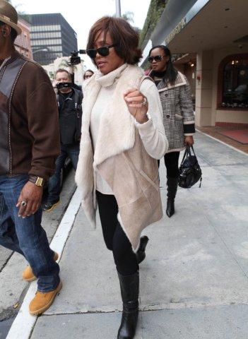 Whitney Houston deixa centro medico em Los Angeles, nos Estados Unidos (Foto: Studio Press/ Agência)