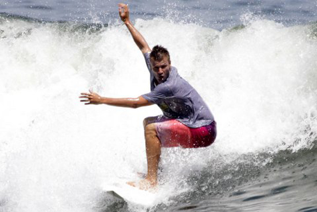 Rodrigo Hilbert surfa na praia do Recreio, no Rio (Foto: Adilson Lucas / AgNews)
