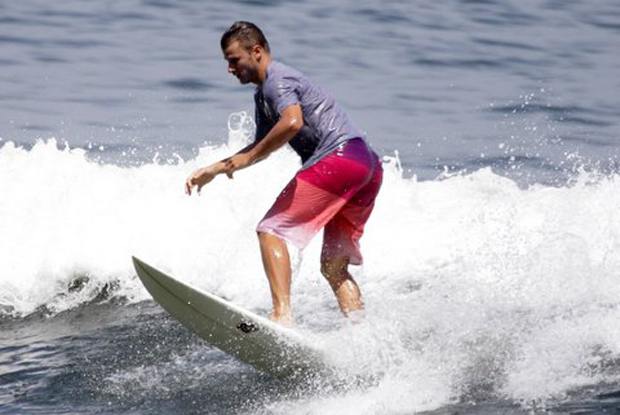Rodrigo Hilbert surfa na praia do Recreio, no Rio (Foto: Adilson Lucas / AgNews)