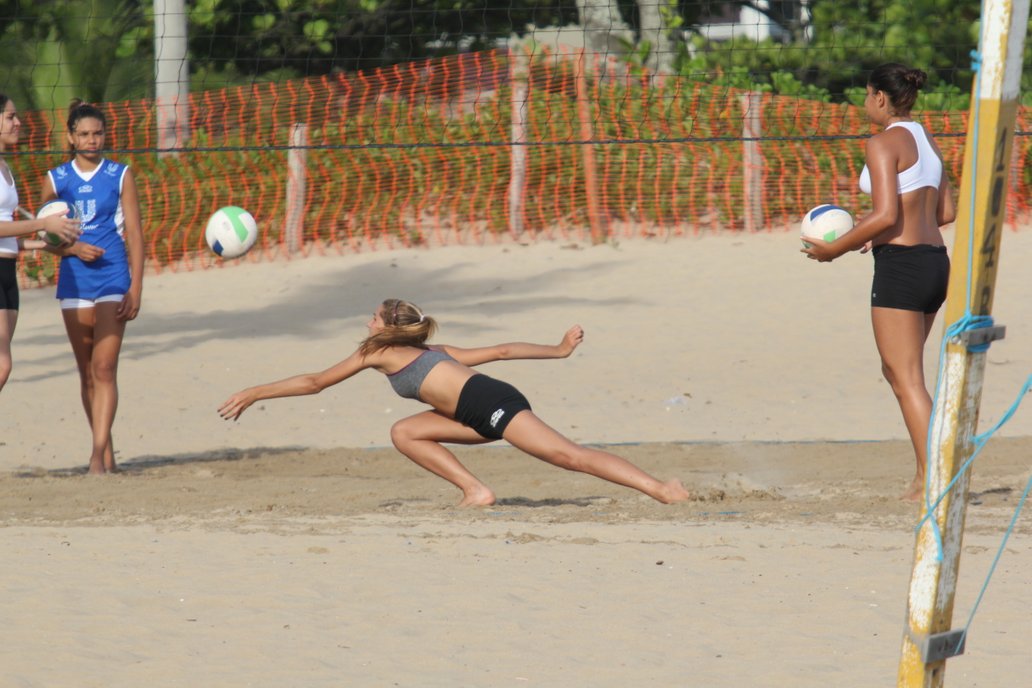 Sasha treinando com o time de vôlei na Praia de Ipanema