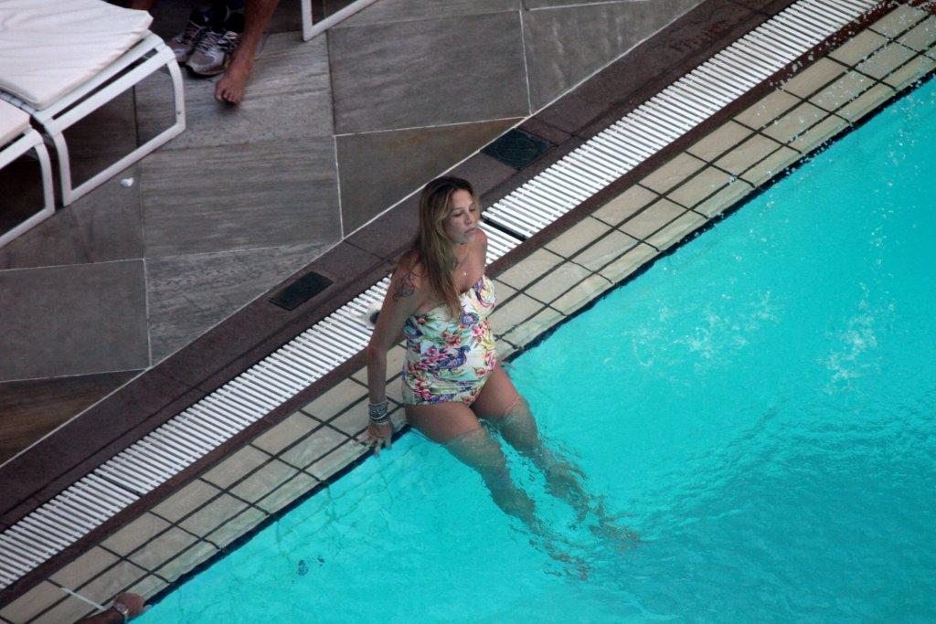 Luana Piovani na piscina do Copacabana Palace