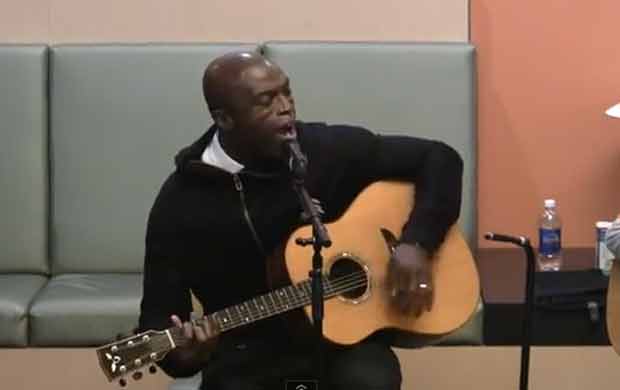 Seal canta para crianças em hospital de Los Angeles (Foto: Reprodução/You Tube)