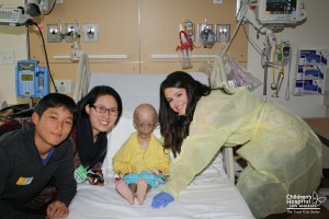 Selena Gomez visita criança doente no Children's Hospital Los Angeles (Foto: Reprodução/Site oficial)