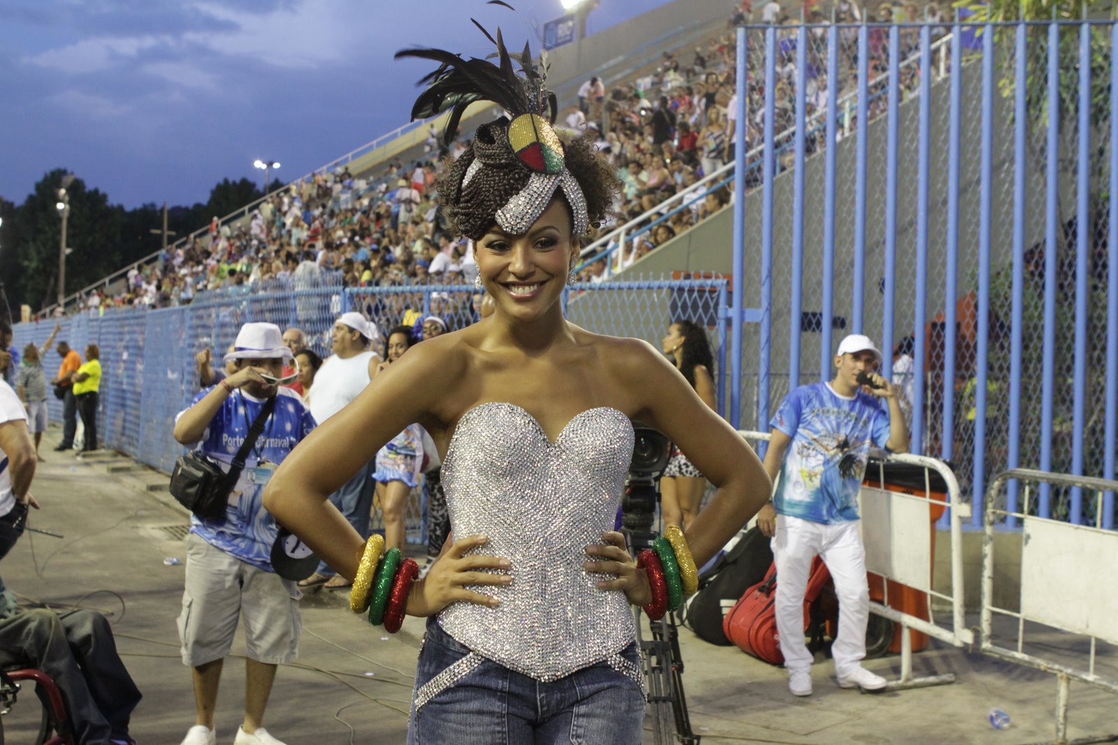 Sheron Menezzes, rainha de bateria da Portela, foi ao último ensaio técnico da escola, na Marquês de Sapucaí, no Rio, neste sábado, 11