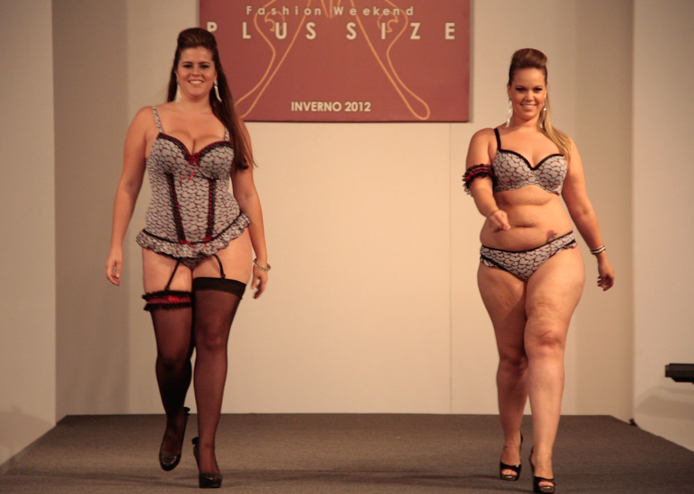 Modelos desfilam de lingerie no Fashion Weekend Plus Size, que aconteceu neste domingo, 12, em São Paulo