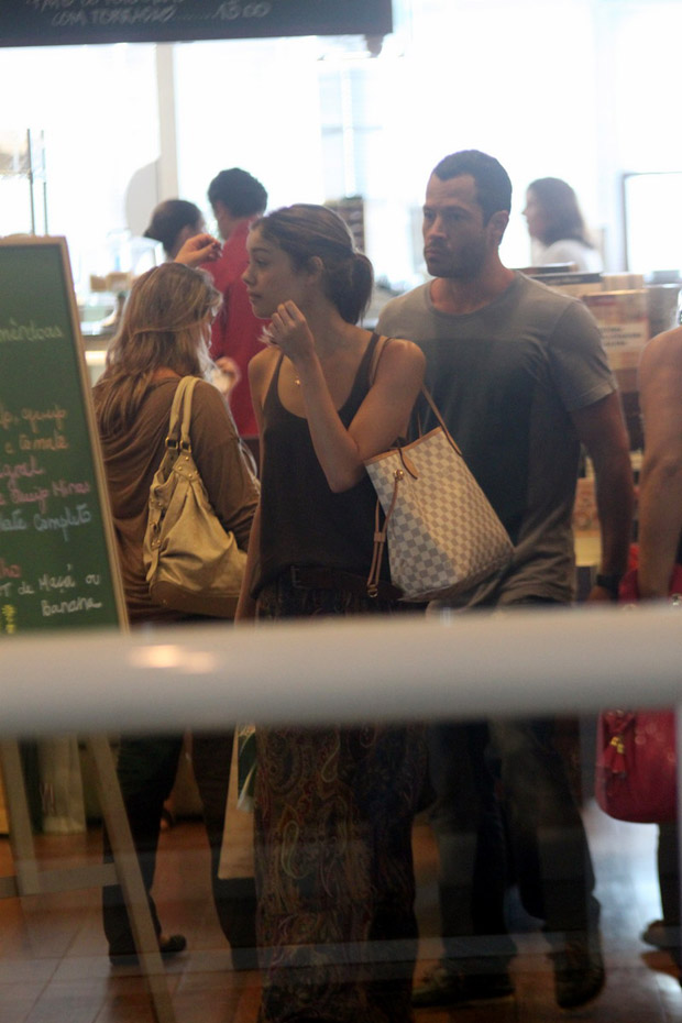 Malvino Salvador e Sophie Charlotte passeiam em shopping do Rio (Foto: Marcos Ferreira / Photo Rio News)