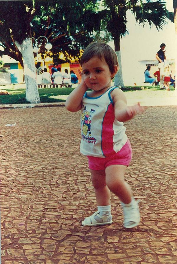Nicole Bahls quando criança (Foto: Reprodução/ Twitter)