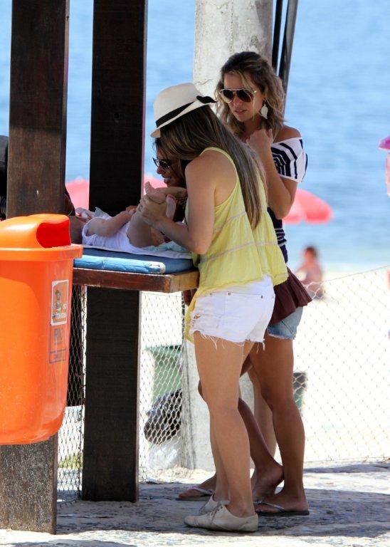 Fernanda Pontes com a filha em praia carioca (Foto: André Freitas/Ag News)