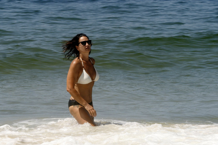 Luiza Brunet na praia de Ipanema, Zona Sul do Rio, nesta quarta-feira, 15