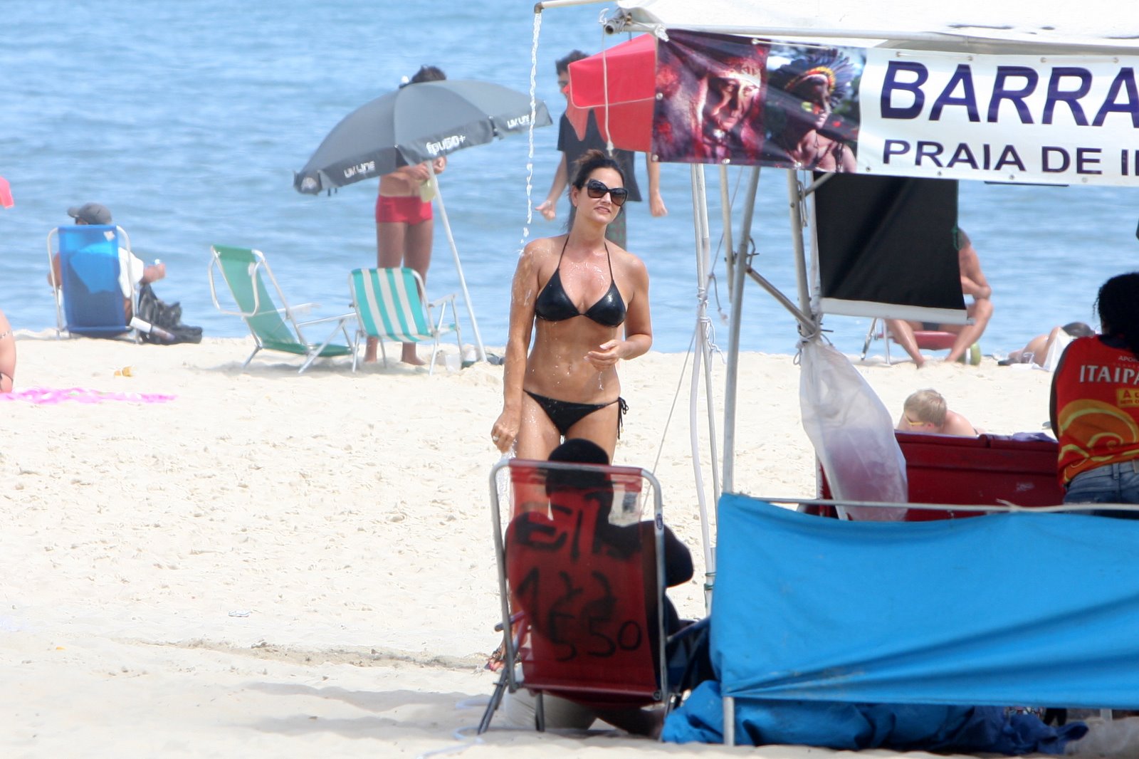 Luiza Brunet esteve na praia de Ipanema,  no Rio, nesta quinta-feira, 16