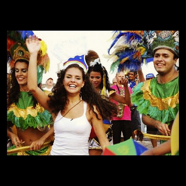 Paloma Bernardi curtindo o carnaval de Recife (Foto: Reprodução / Twitter)