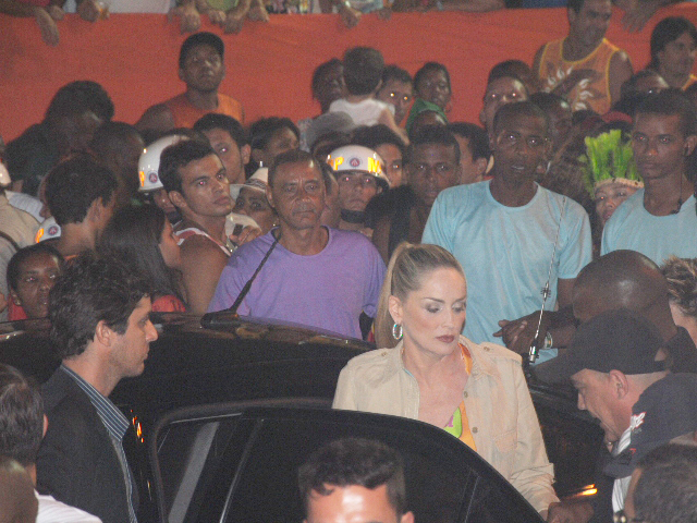 Sharon Stone chegando a um dos camarotes do circuito Barra-Ondina, em Salvador, neste sábado, 18