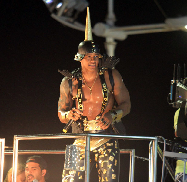 Léo Santana se apresenta com o Parangolé em Salvador (Foto: Rodrigo dos Anjos / AgNews)