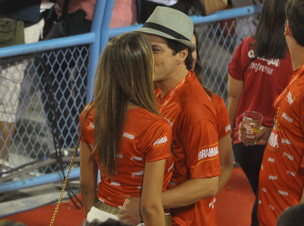 Marcelo Serrado beija a namorada na Sapucaí
