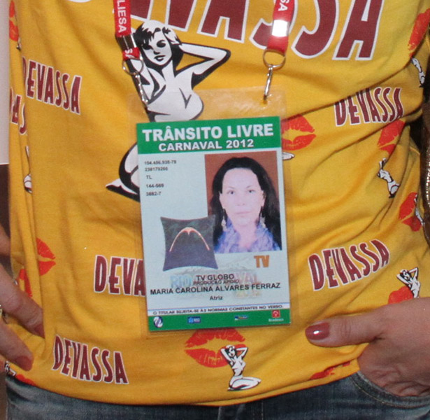 Detalhe da credencial de Carolina Ferraz (Foto: Thyago Andrade / Photo Rio News)