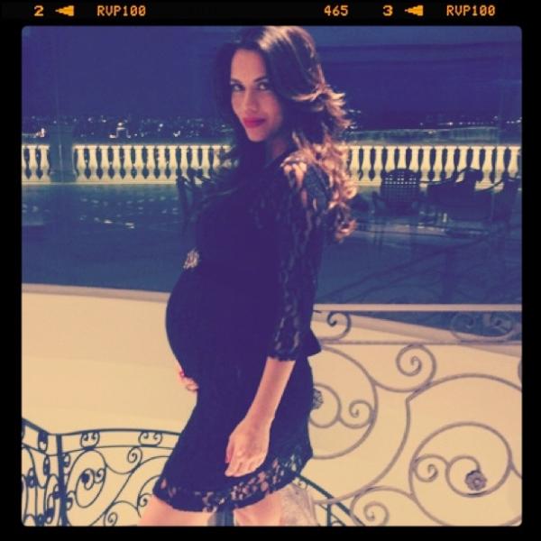 A apresentadora Daniela Albuquerque exibe sua barriga de 31 semanas de gravidez (Foto: Reprodução / Twitter)