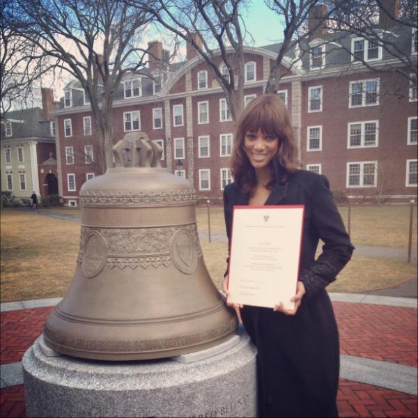 Tyra Banks com o diploma da Harvard Business School (Foto: Reprodução/Twitter)