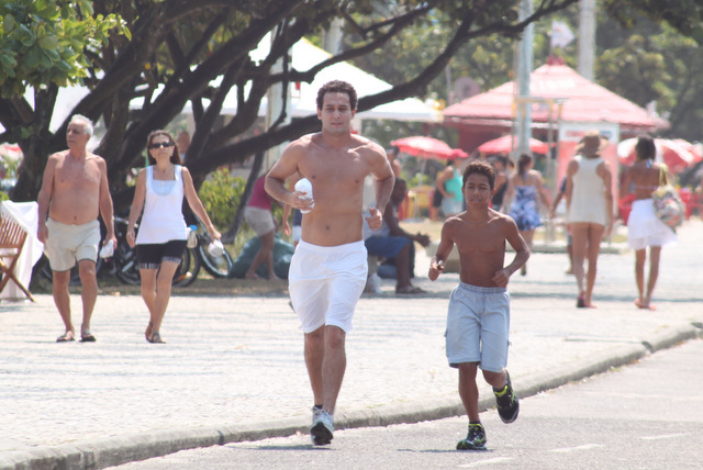 Rafael Almeida corre pela orla da Barra da Tijuca, na Zona Oeste do Rio (Foto: Fábio Martins/AgNews)