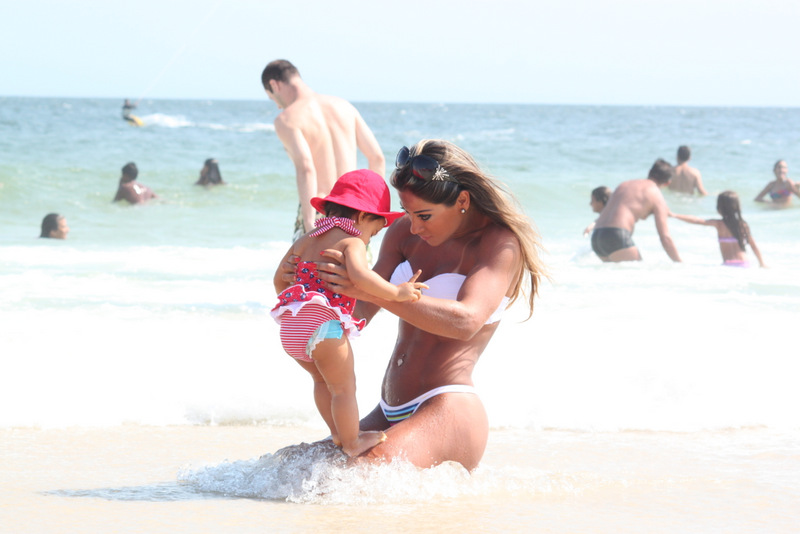 Mayra Cardi na praia da Barra da Tijuca, na Zona Oeste do Rio, neste sábado, 25. Ex-BBB estava acompanhada da sobrinha