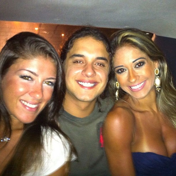 A ex-BBB Mayra Cardi, o ator Guilherme Boury e uma amiga a caminho de uma balada (Foto: Reprodução / Twitter)